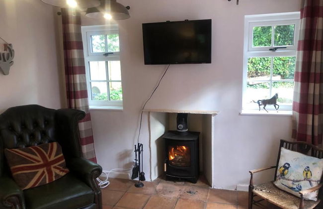 Charming Country Cottage in a Peaceful Location - Photo 17