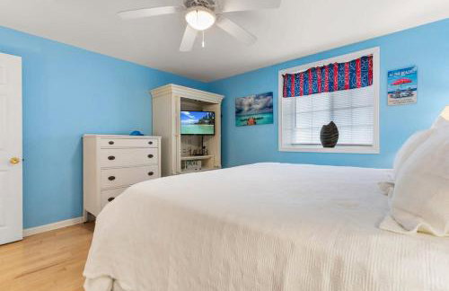 Stay Steps from Beach with Pool AC Parking - Foto 10
