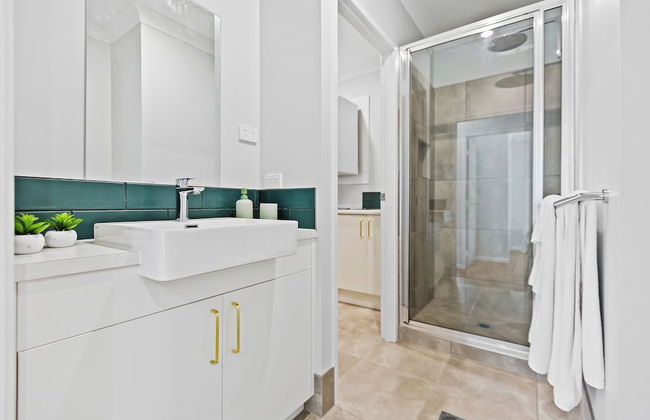 Comfortable 3-Bedroom Home Near City - Foto 11