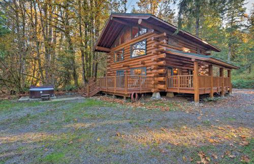 Riverfront Cabin with Hot Tub 2 Mi to Eagle Falls - Foto 1