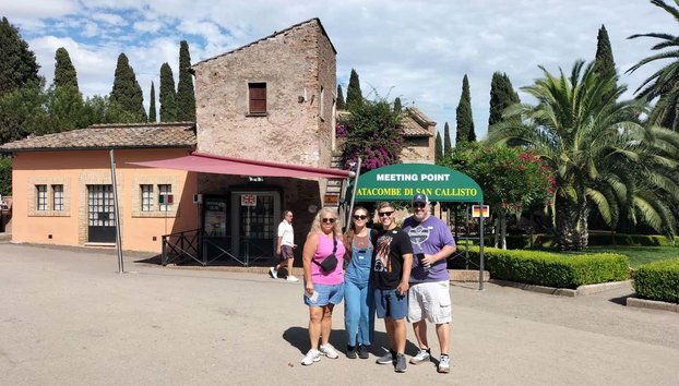 Tour por las Catacumbas de la Vía Appia - Foto 2, Foto de grupo junto a la entrada a las catacumbas