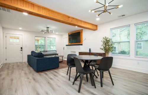 Chic 3BR Bungalow with Screened Porch & Patios - Foto 11