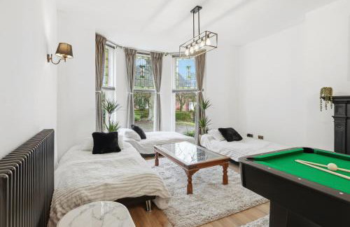NEW Apartment with Pool Table and Parking Sleeps 7 - Foto 8