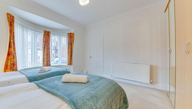 3BR Detached Bungalow w/Parking - Foto 2, Habitación