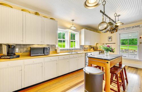 Idyllic Vermont Farmhouse Mtn Views on 200 Acres! - Foto 11