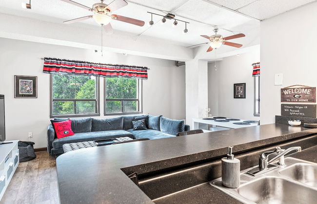 Home is Where the Arch is Across From Uga! - Foto 7