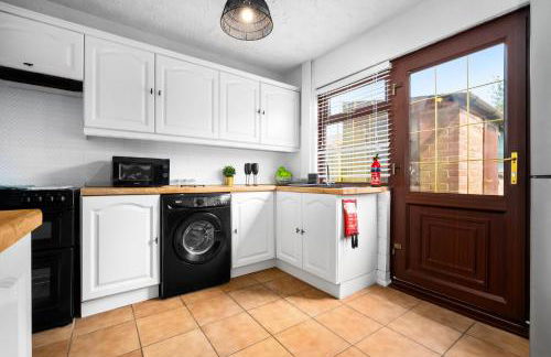 Three Bedroom House - Garden Space - Parking Included - Netflix Access - Parking - 74B - Foto 5