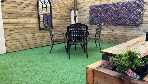 Beachfront Apartment 3 Bedrooms Sleeps 7 - Gateway to the Lake District - Newly Refurbished - Foto 5, Garden, Garden view, young children, pet friendly