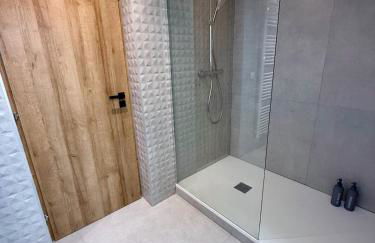 Modern Cocoon Under Roof Parking Close to Tram - Foto 6