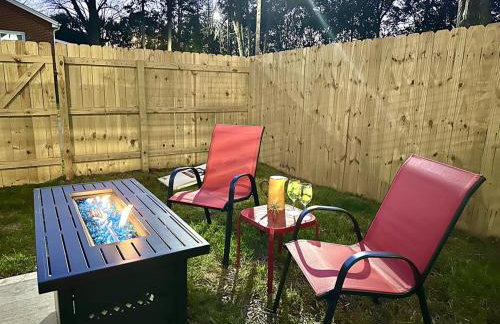 Bancroft Bungalow - Hot Tub, Fire Pit - Near Uptown - Foto 22