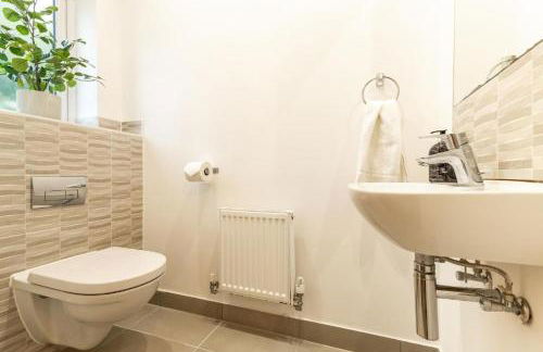 Heathrow House with Parking - Sleeps 5 near M25, Virginia Water, Thorpe Park & Legoland, Mid To Long Term Bookings Welcome - Foto 15