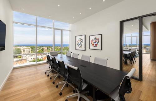 Luxury 1BR w Stunning Floor-to-Ceiling Water Views - Foto 27