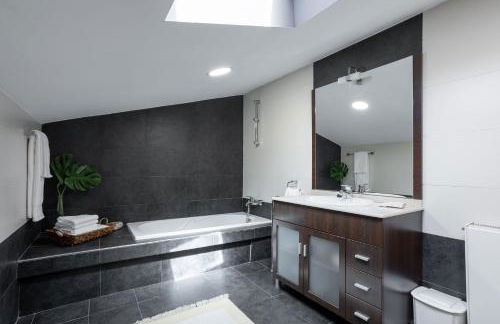 LE LLAR casa con 2 PISCINAS 1 CLIMATIZADA INTERIOR muy cerca de Santiago de Compostela - Foto 23