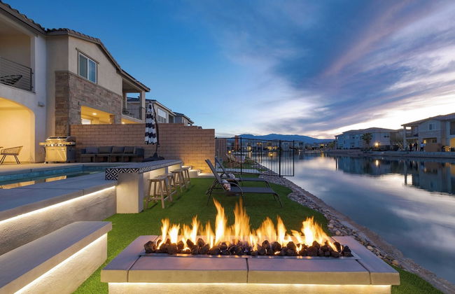 Lakefront w/ Private Pool, Great for Festival Season Lago Luxe by Avantstay - Foto 1