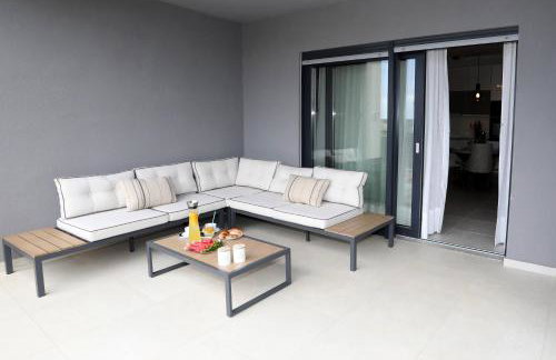 New luxury air-conditioned apartment, with jacuzzi, free parking and gardens - Foto 13