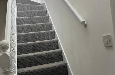 LARGE SELF CATERING HOUSE WITH WiFi CLOSE TO TRANSPORTS - Photo 1