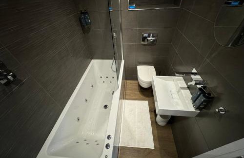 Luxury 6-Bed House - 6 En Suite- Jaquzzi Baths - Private Parking - Suitable for contractors - Foto 18