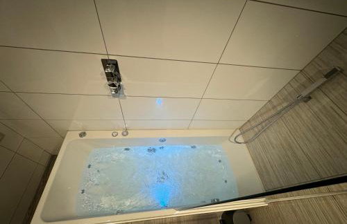 Luxury 6-Bed House - 6 En Suite- Jaquzzi Baths - Private Parking - Suitable for contractors - Foto 51