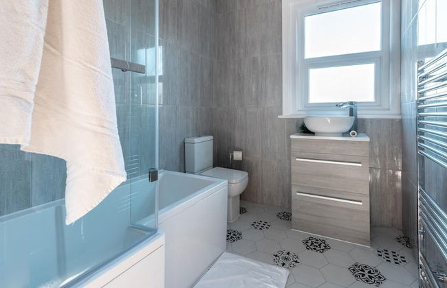 Kensington Place - 4 Bedroom Home w Free Parking - Photo 34