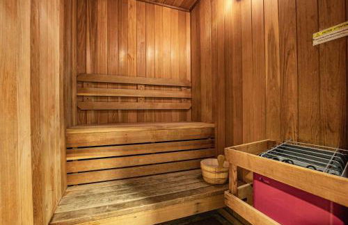 One Village Place 502 by East West Hospitality - Foto 31