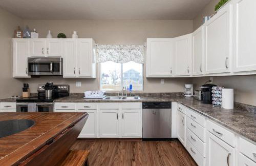 5 Bedroom 3200 Sq Ft House for Downtown Travelers - Photo 23