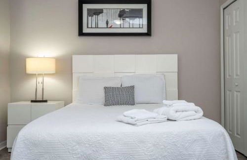 4BR Lakefront - Themed Rooms - Pool & BBQ! - Foto 7