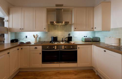 Bay View, Sleeps 18, 7 Bedrooms, 7 Bathrooms, Seafront, Criccieth - Foto 7