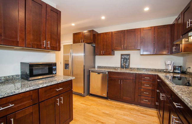 NEW 4 Bed 2 Full Bath Condo Near Back Bay - Photo 11