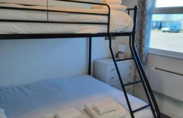 2 Storey 3 Bedroom Chalet -Outdoor Swimming Pool - sleeps up to 6 - 5 min walk to the Beach, near Broads and Great Yarmouth - Foto 12