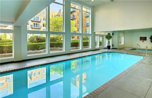 DT Designer's 2BR Condo Parking Tub Pool - 99 walk score - Foto 27