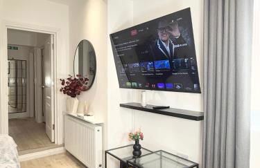 'The Elegant Comfort' - A Stunning Luxury 2-Bed Flat with Private Garden & Patio - Free Parking - Photo 1