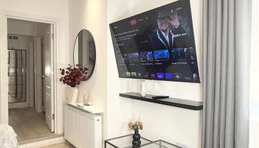 'The Elegant Comfort' - A Stunning Luxury 2-Bed Flat with Private Garden & Patio - Free Parking - Foto 1