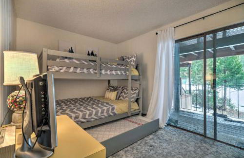 Pinecrest Retreat with Fireplace! - Photo 21