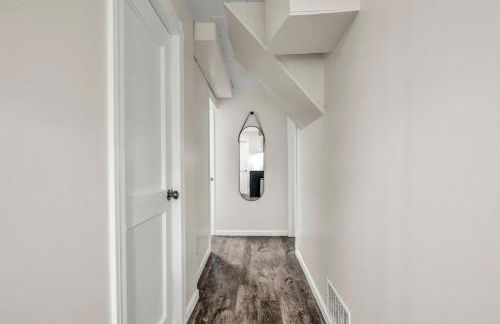 NEW Renovated Near CLE - King Bed, Metropark & Firepit - Foto 3