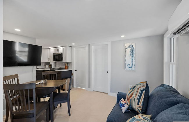 Modern Condo Perfect For Winter Rental - Photo 4