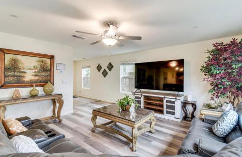 Pool Table and Patio! Spacious Merced Getaway - Foto 1