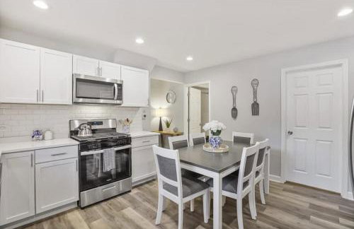 Cozy Chic 4BD 2BA Home in St Charles - Foto 10