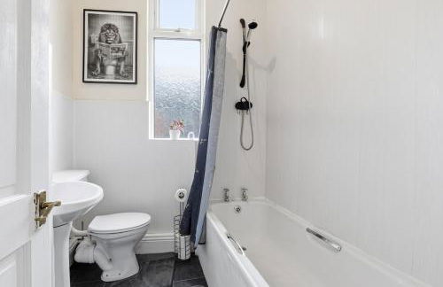 Chorlton Central l Long Stays lGroups Relocatorsl - Foto 8