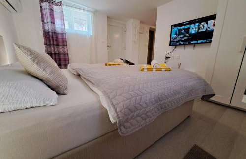 Apartments Orlić - Self check-in with code, WI-FI, Netflix, smart TV, garden, terrace - Photo 21