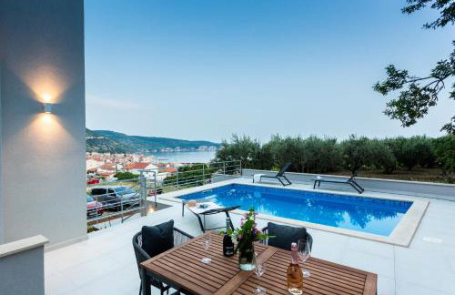 Seaside Elegance Suites - Photo 3