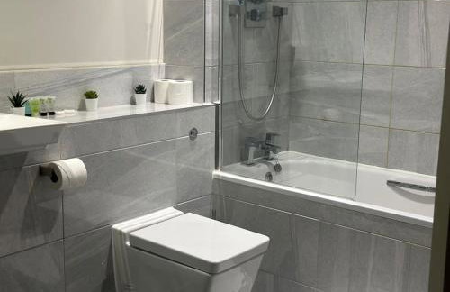 Spacious, bright 2 bed flat with 1 S/king bed. - Foto 12