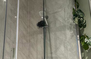 Park View is a beautiful whole entire house close to town centre, sleeps 8 in 4 rooms, 2 doubles and 4 single beds with 2 shower rooms, available for holidays, insurance stays, trades people, contractors, pets welcome - Foto 10