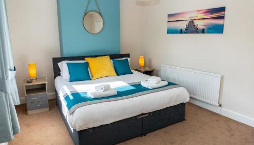 Comfy, 2 Bed House, Sleeps 6 with Garden and Free Parking in Cheltenham - Foto 3, towels