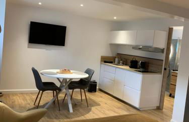 Studio calme avec Parking accès rapide Eurexpo Le Chasseland - Foto 10