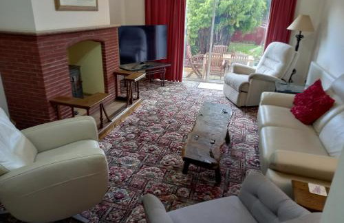 Central to town, 4 bedrooms, sleeps 8, parking for 4 plus cars - Foto 6