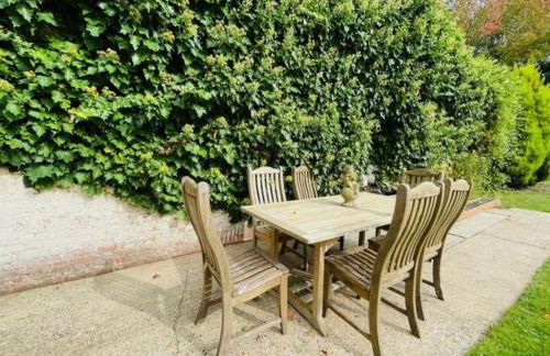 Designer Cottage with Parking - Esher Surrey - Pass the Keys - Foto 22