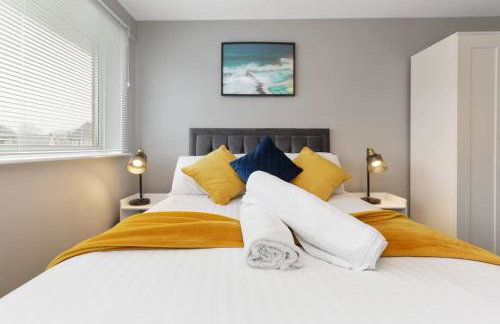 Superb 3 bed house, homely comforts close to supermarkets, with private parking on gated premise - Photo 7