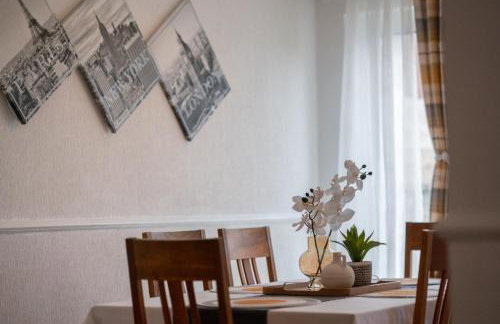 Spacious 3BR House By Kammili Properties in Westhoughton - Free Parking - Photo 17