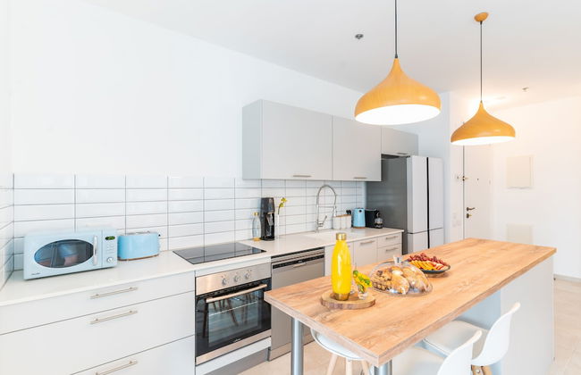 Sunlit Urban Escape with Balcony by Sea N Rent - Foto 16