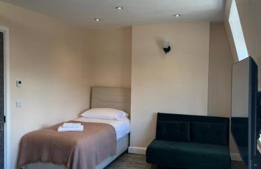 The Lily Aparts - Photo 2